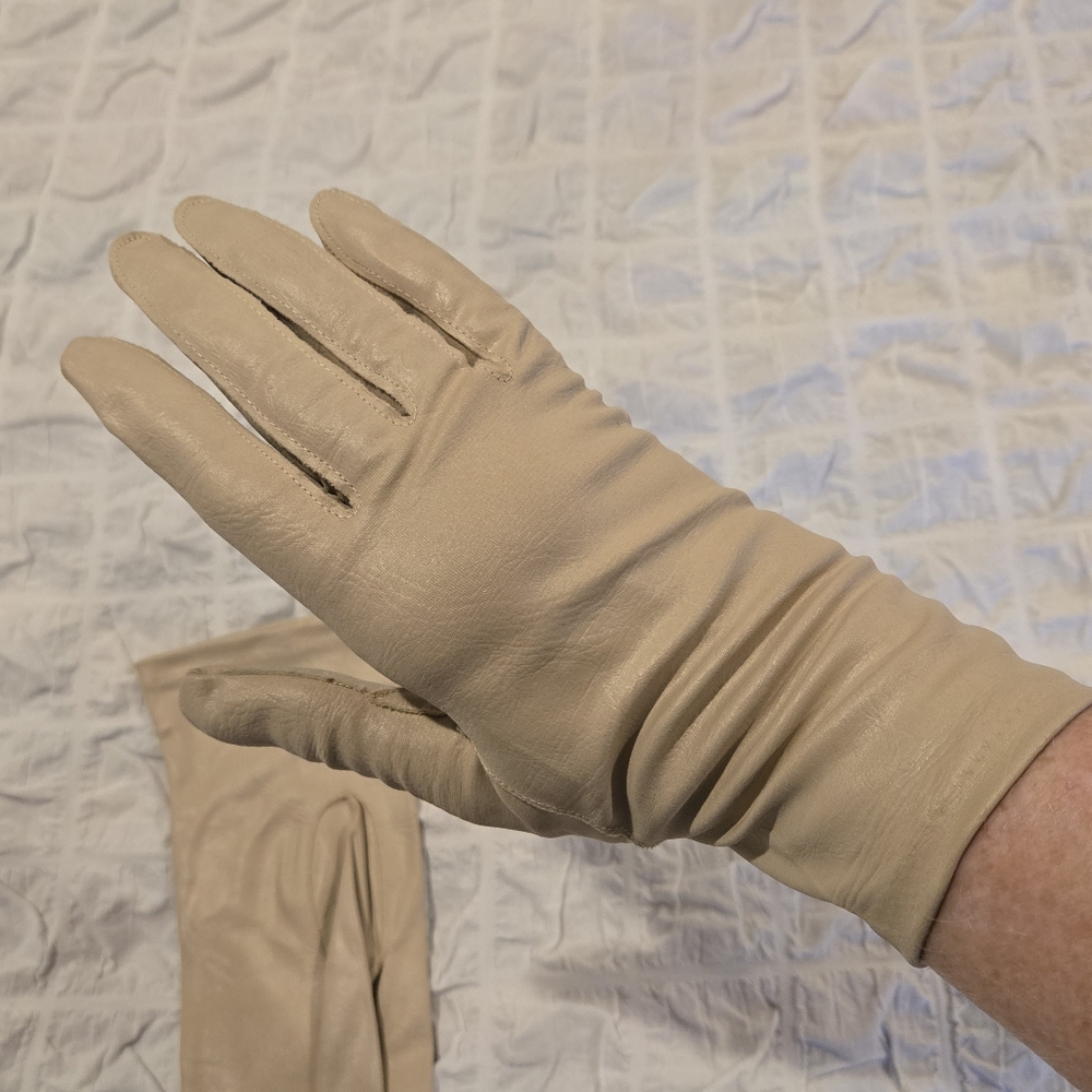 🤎 Vintage Van Raalte Tan Gloves – Size 7.5, Med-Large – Made in USA